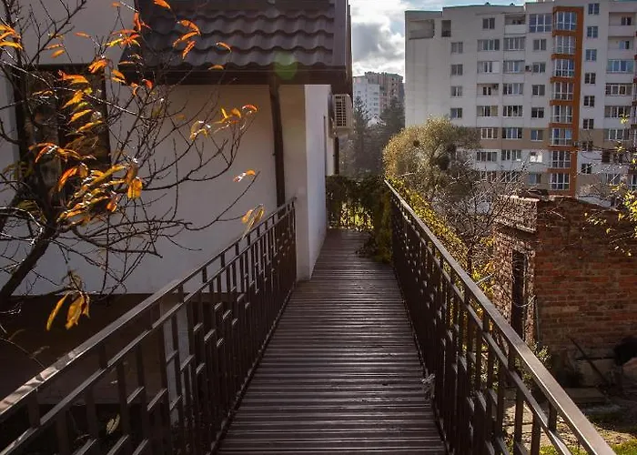 Crocus Nocleg ze śniadaniem 3*